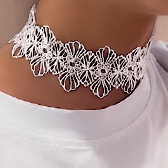 ⚜️𝟯𝟬%𝗢𝗙𝗙 𝗯𝘂𝗻𝗱𝗹𝗲𝘀 𝟯+⚜️ NEW Wide Lace Floral Thick Choker - Picture 3 of 14